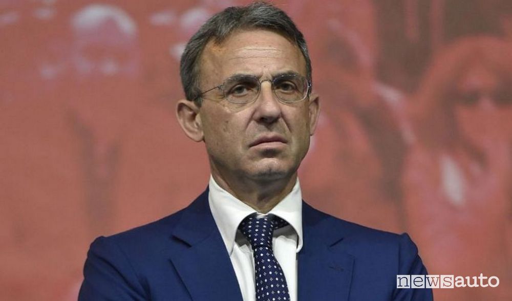 Ministro dell’Ambiente Sergio Costa proposta anti crisi, 15.000 euro incentivo per acquisto nuova auto