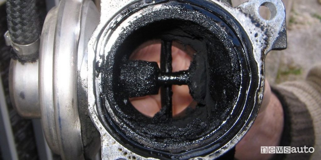 Una valvola EGR sporca e intasata che crea malfunzionamenti al motore