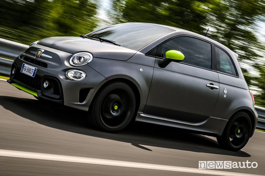 Vista laterale lato guidatore Abarth 595 Pista