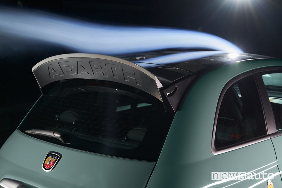 Spoiler posteriore regolabile fino a 60° sull'Abarth 695 70° Anniversario