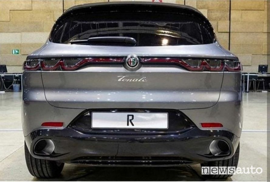 Doppio scarico e fari posteriori Alfa Romeo Tonale
