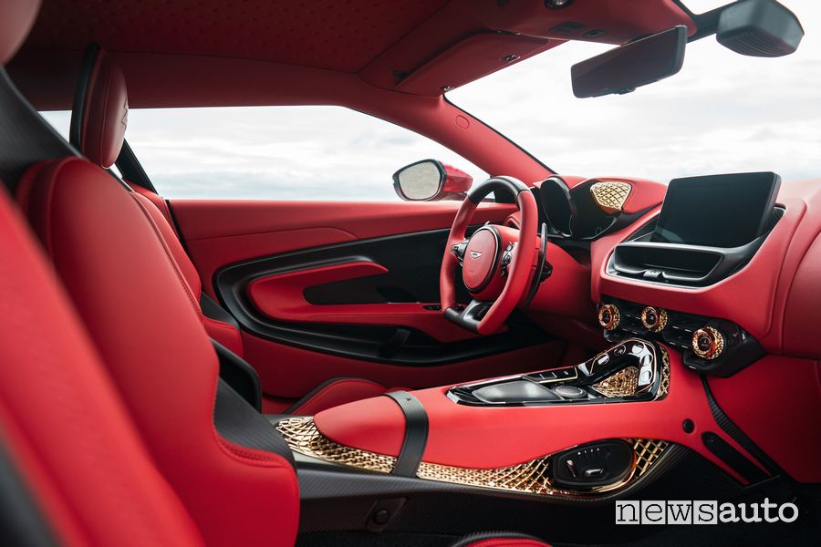 Dettagli in oro e fibra di carbonio abitacolo Aston Martin DBS GT Zagato