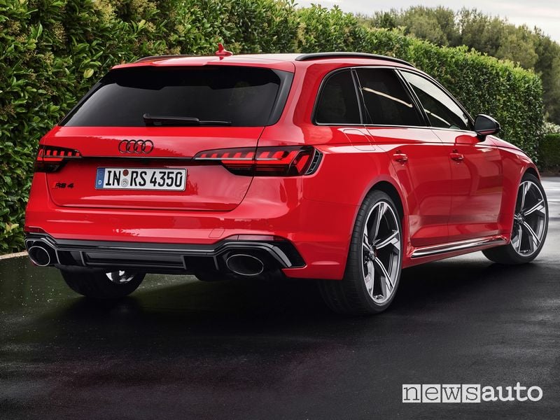 Spoiler posteriore, scarico sportivo Audi RS4 Avant