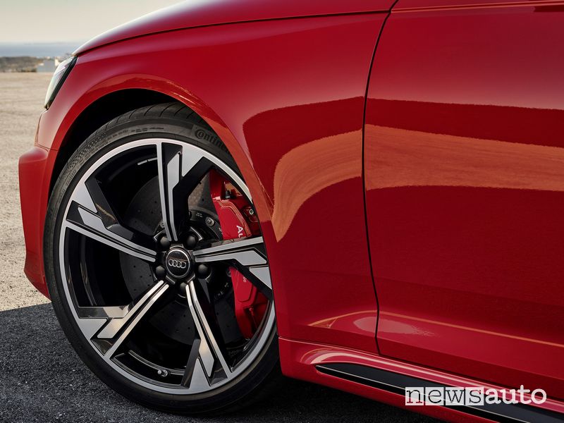 Cerchi in lega 20", freni carbonceramici Audi RS4 Avant