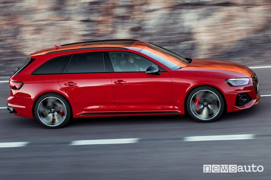 Fiancata laterale lato passeggero Audi RS4 Avant