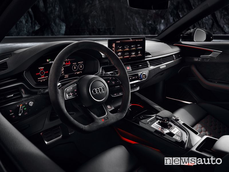Volante sportivo, abitacolo Audi RS4 Avant