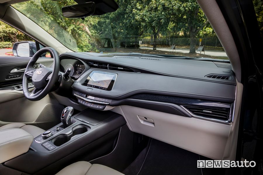 Plancia strumenti, volante Cadillac XT4 Sport