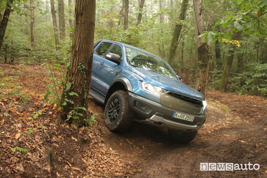 Ford Raptor prova in off road pendenza laterale