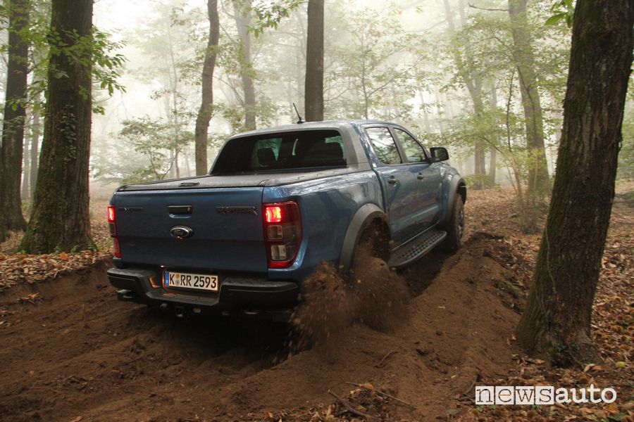 Ford Raptor prova grip in off road su terreno sabbioso