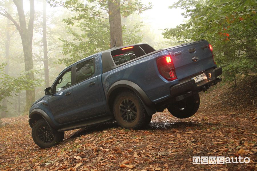 Ford Raptor prova in off road ruota posteriore dx alzata