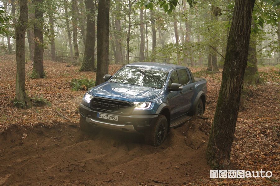 Ford Raptor prova in off road su terreno sabbioso