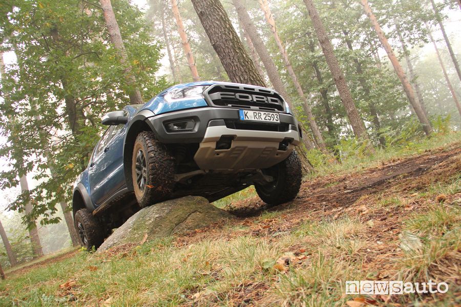Ford Raptor prova in off road su un masso
