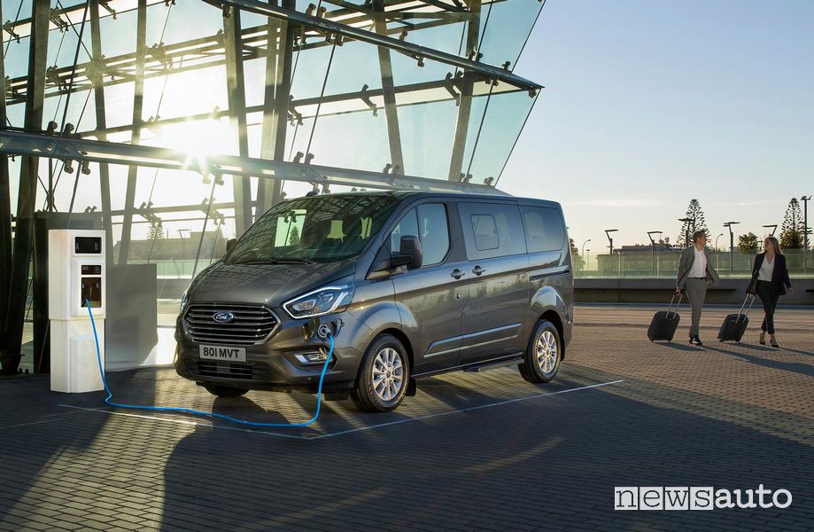 Ricarica da colonnina Ford Transit Tourneo Custom PHEV ibrido plug-in