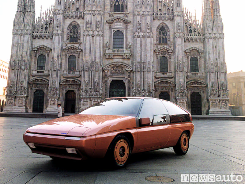 Mazda MX-81 un protitpo futuristico realizzato nel 1981 da Bertone fotografato al Duomo di Milano