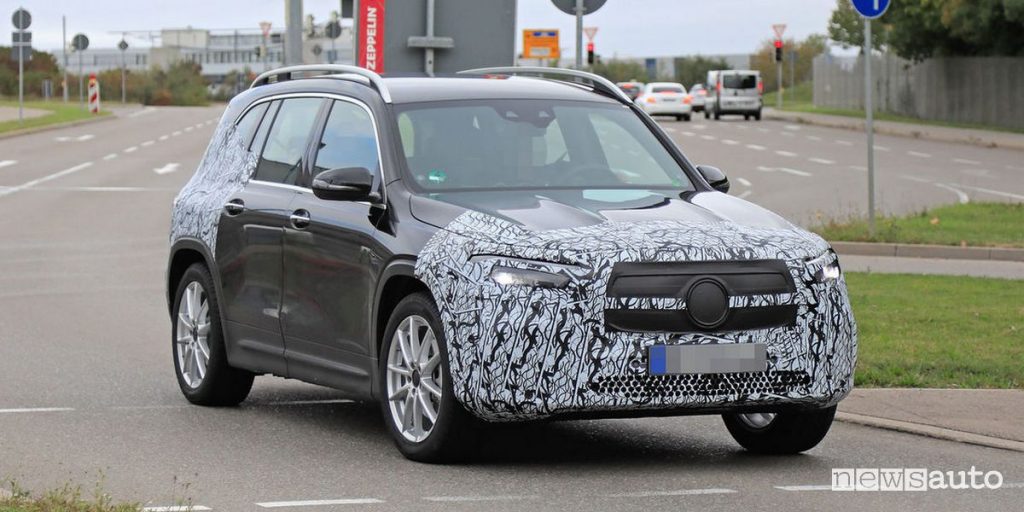 Foto spia Mercedes EQB SUV elettrico