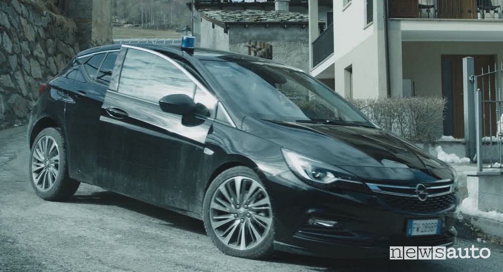 Opel Astra nella serie TV Rocco Schiavone