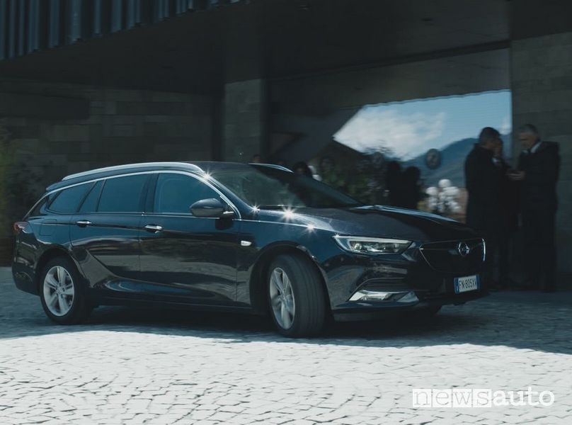 Opel Insigna Sports Tourer blu notte nella serie TV Rocco Schiavone