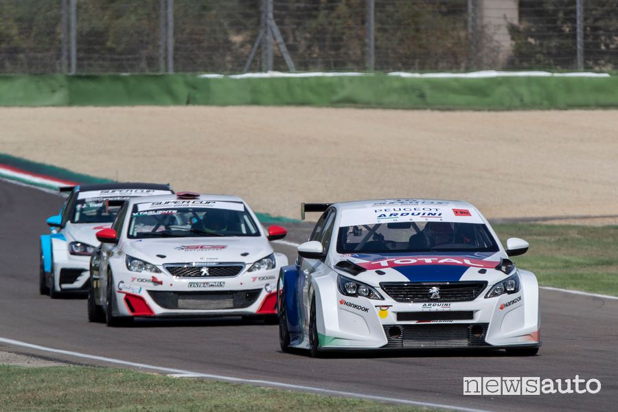 Peugeot 308 TCR in gara ad Imola con Massimo Arduini