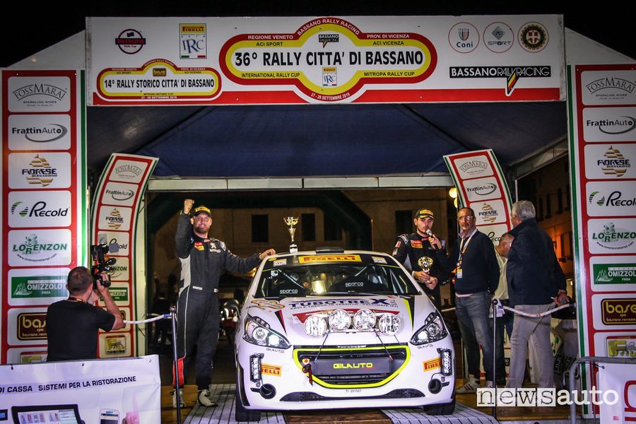 Mirco Straffi festeggia la vittoria del Peugeot Competition 208 Rally Cup PRO