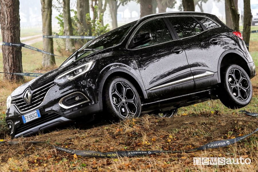 Cerchi in lega Renault Kadjar 4x4 Black Edition prova in off road