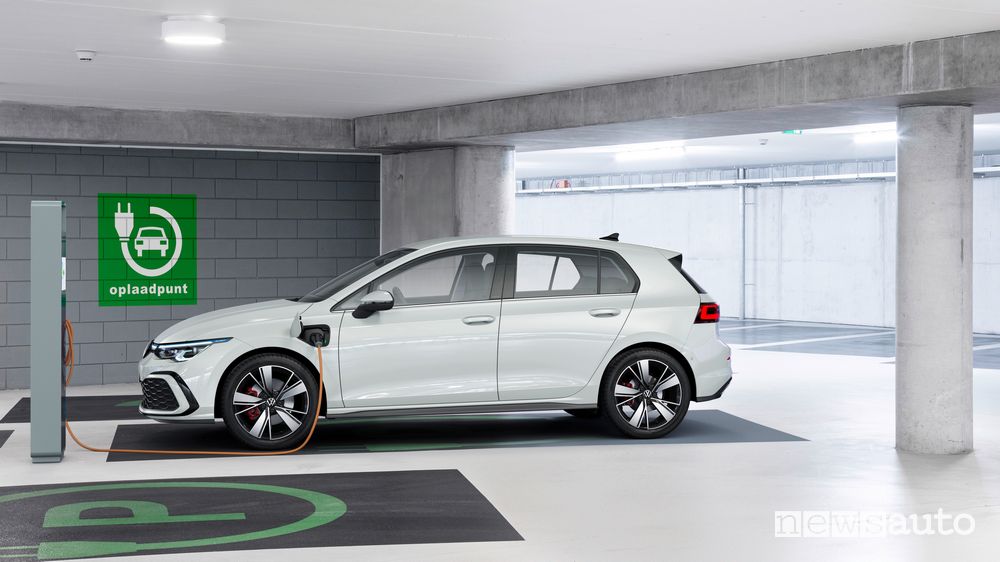 Ricarica da colonnina Volkswagen Golf 8 GTE 2020 ibrida plug-in