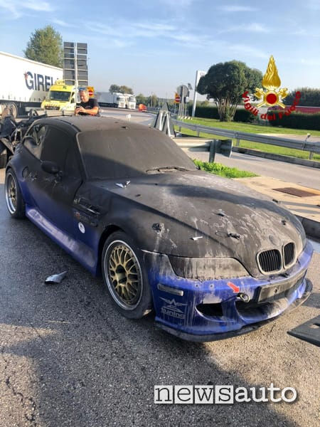 Porsche distrutta dall'incendio divampato all'interno del tir durante il trasporto