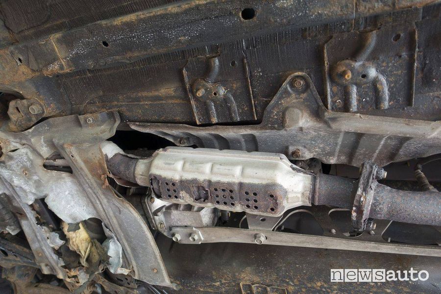 Il catalizzatore viene montato sotto il pianale delle auto ed è inserito nella marmitta