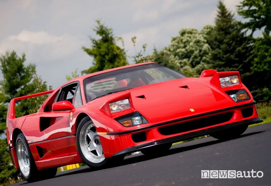 Ferrari F40 con fari a scomparsa