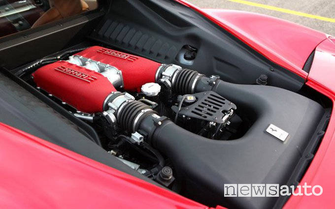 motore v8 ferrari 458 spider