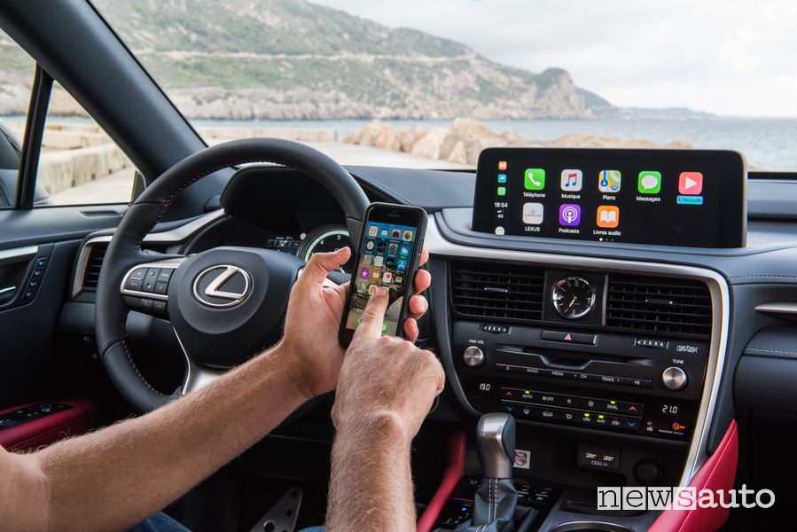 Apple CarPlay Lexus RX 450h 2020, abitacolo