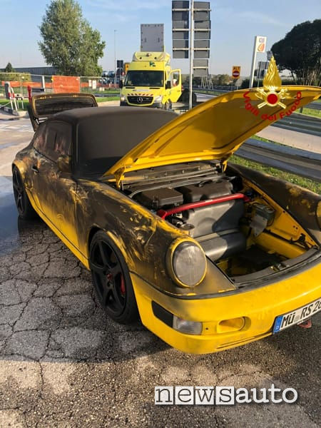 Porsche distrutta dall'incendio divampato all'interno del tir durante il trasporto