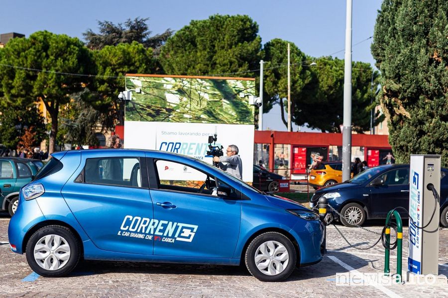 car sharing "Corrente" Bologna noleggio auto elettriche Renault Zoe