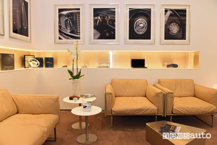 Lussuosa area lounge nello showroom Maserati a Dubai