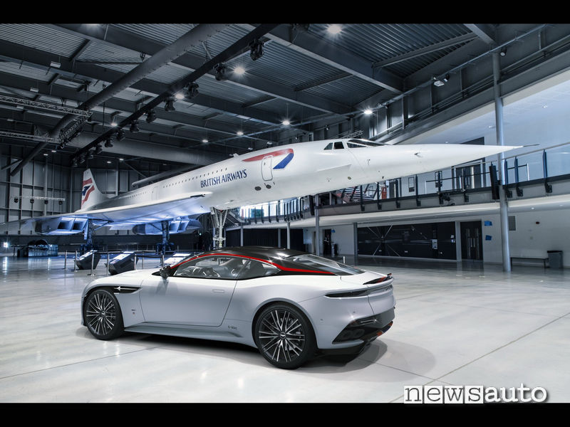 Aston Martin  DBS Superleggera Concorde a fianco del Concorde vero