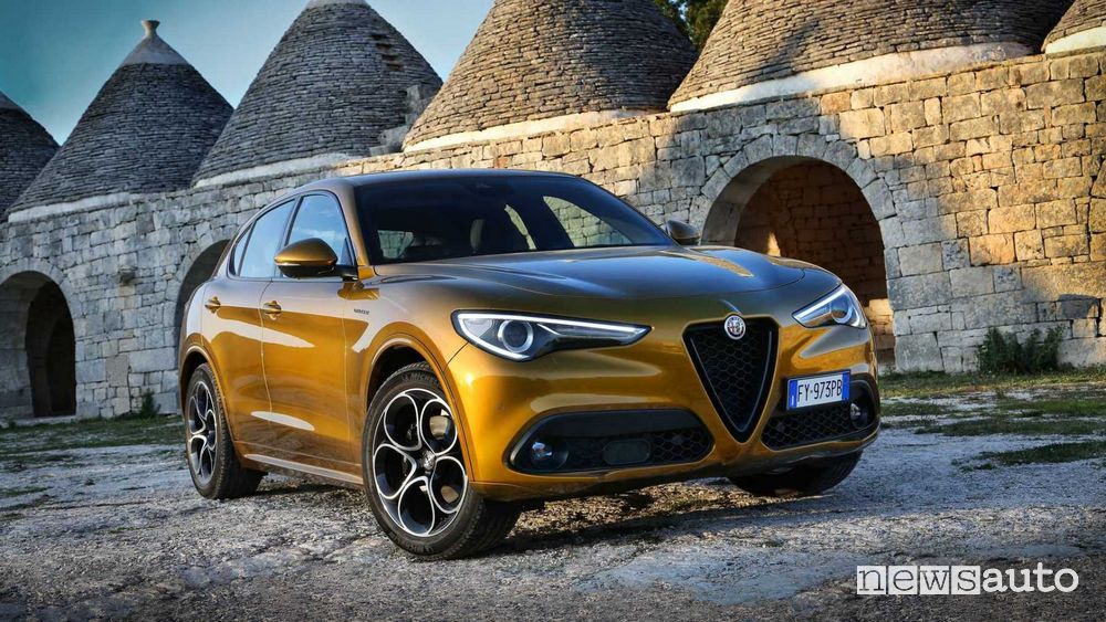Vista di profilo Alfa Romeo Stelvio 2020 Veloce