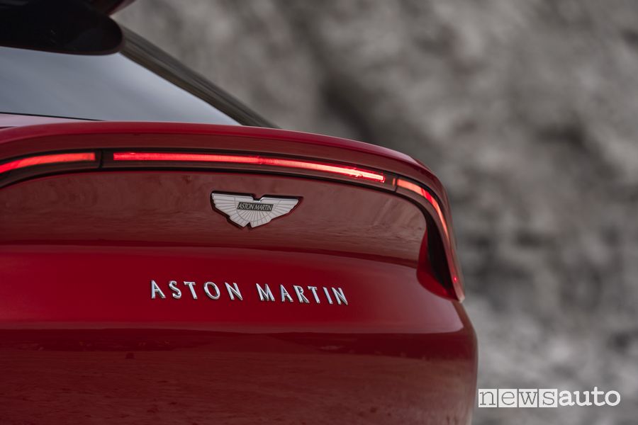 Fari e badge Aston Martin sul portellone posteriore sull'Aston Martin DBX