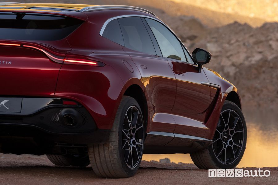 Fiancata laterale lato passeggero Aston Martin DBX
