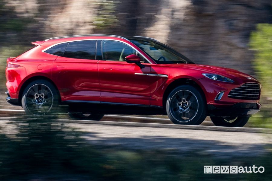 Vista laterale in movimento Aston Martin DBX