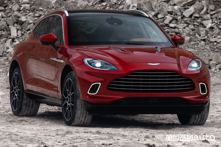 Vista di profilo Aston Martin DBX