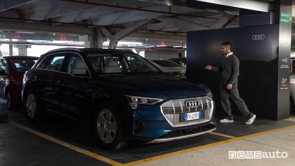 Meccanico ritira l'auto per il service/manutenzione Audi all'aeroporto di Bologna