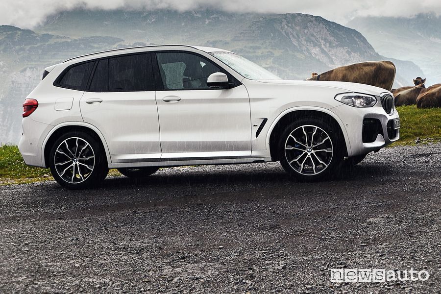 Cerchi in lega, fiancata laterale BMW X3 xDrive 30e ibrida plug-in