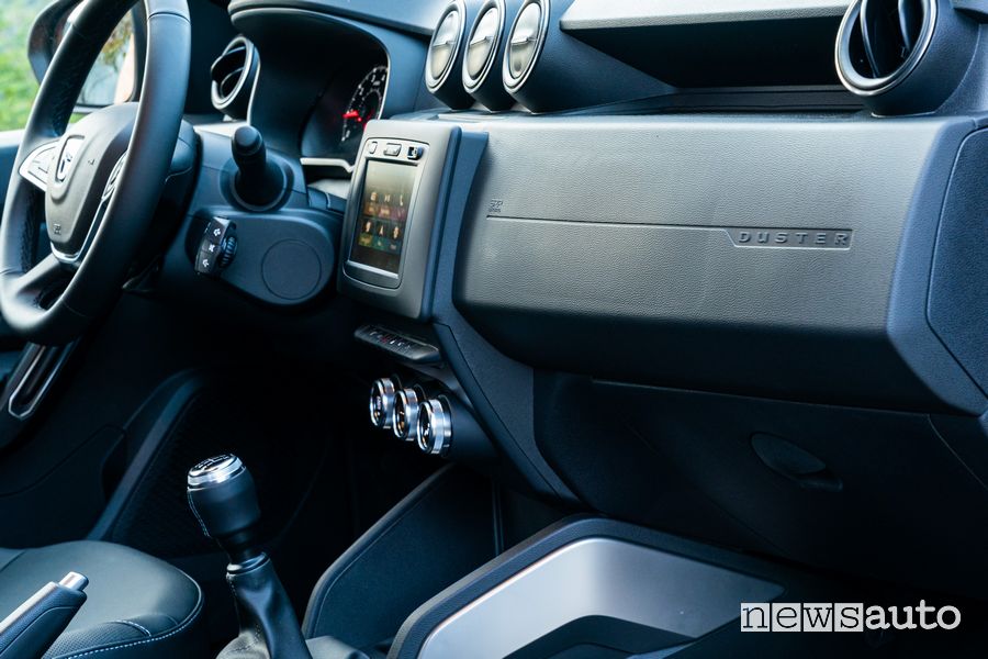 Leva del cambio Dacia Duster TCe 100 ed abitacolo lato passeggero