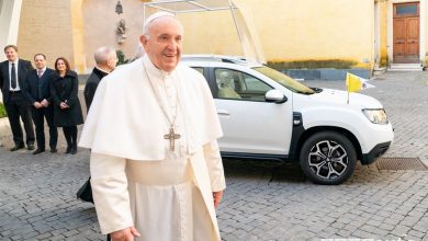 Papa Francesco insieme alla Dacia Duster in versione Papamobile