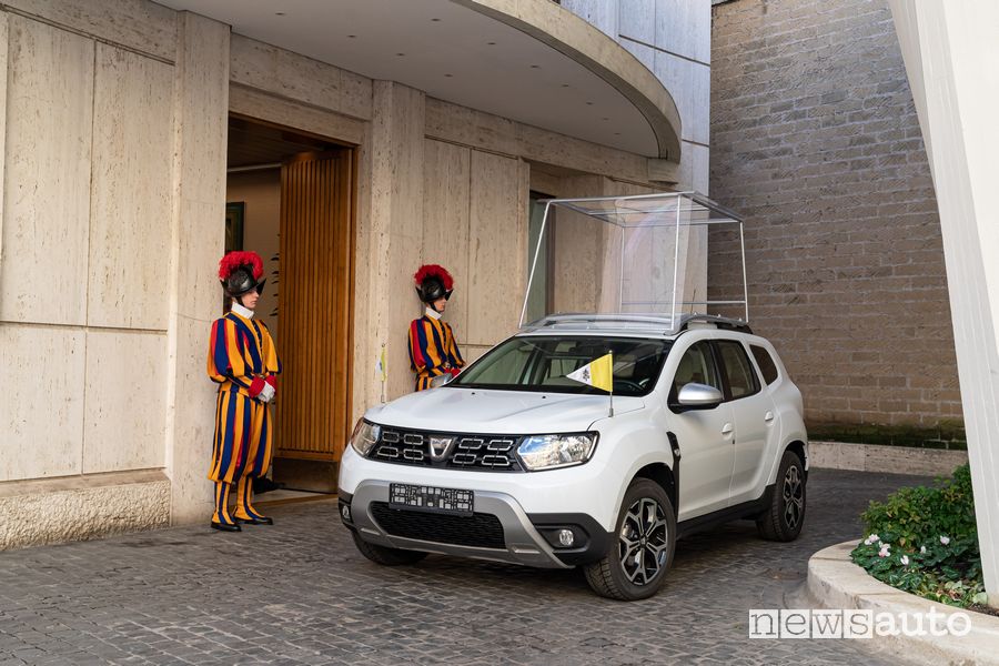 Dacia Duster in versione Papamobile per Papa Francesco