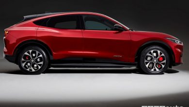 Vista laterale lato passeggero Ford Mustang Mach-E