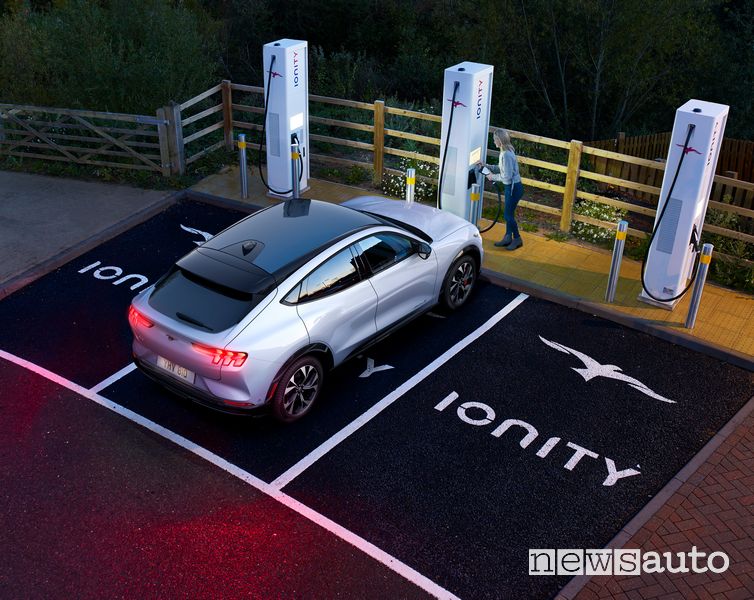 Stazione di ricarica rapita Ionity Ford Mustang Mach-E