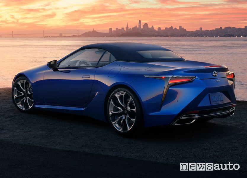 Vista posteriore Lexus LC 500 Convertible capote chiusa