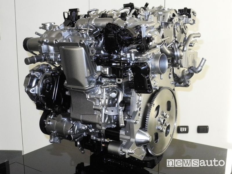 Motore benzina Mazda Skyactiv-X esposto durante il convegno del Politecnico di Milano
