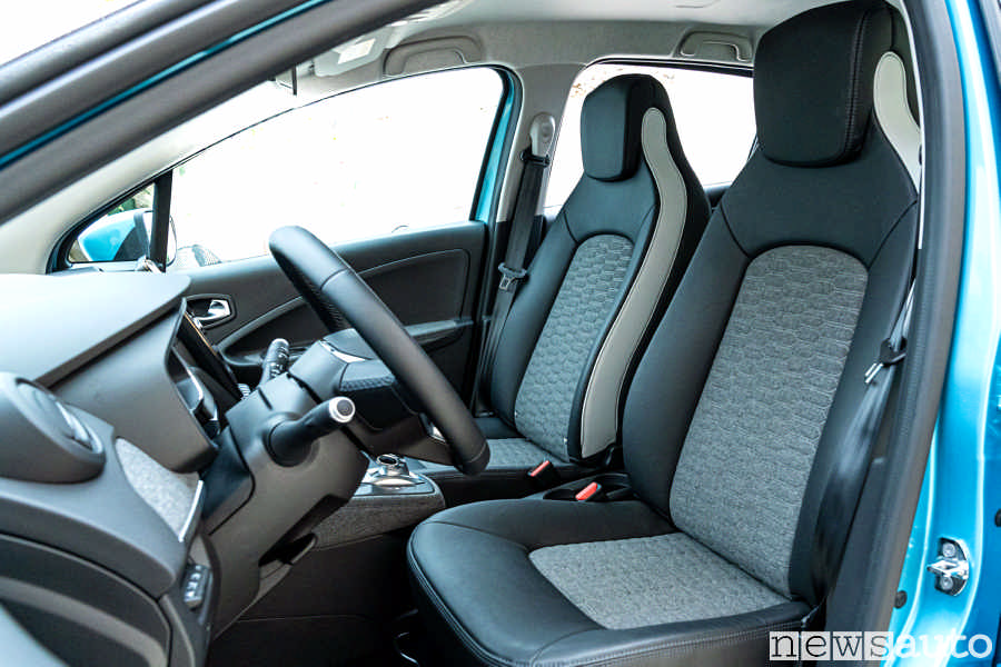 Sedili nuova Renault Zoe 2020 con pelle e nuovi tessuti ottenuti con stoffa riciclata realizzata con tappi di bottiglie e vecchie cinture di sicurezza