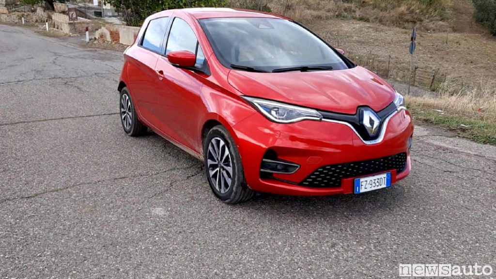 La nuova Zoe 2020 cambia soprattutto nel frontale, nuovi fari, paraurti e cofano ridisegnati 
